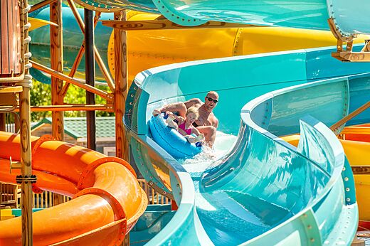 Padre e hijo en tobogán acuático en camping CAPFUN Carpe Diem Vaison la Romaine.