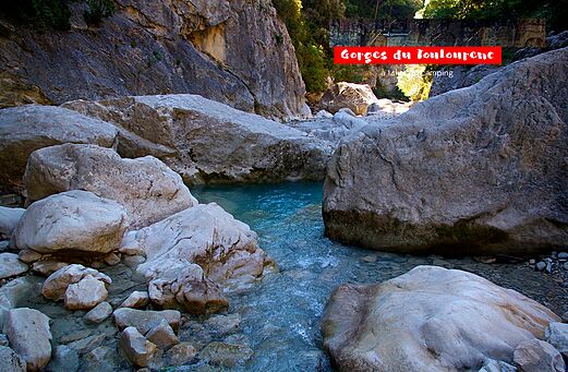 Gargantas del Toulourenc, río y rocas cerca de Vaison-la-Romaine (84).