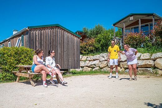 Juego de petanca en el camping CAPFUN Carpe Diem en VAISON LA ROMAINE (84).