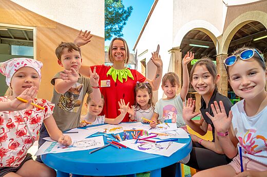Niños coloreando con animador en actividad del camping CAPFUN Carpe Diem en VAISON LA ROMAINE (84).