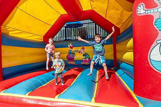 Juego hinchable para niños en el camping CAPFUN Carpe Diem en VAISON LA ROMAINE (84).