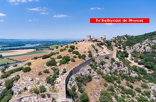 Fortaleza medieval de Mornas en su colina, vista del Ródano en Vaucluse.