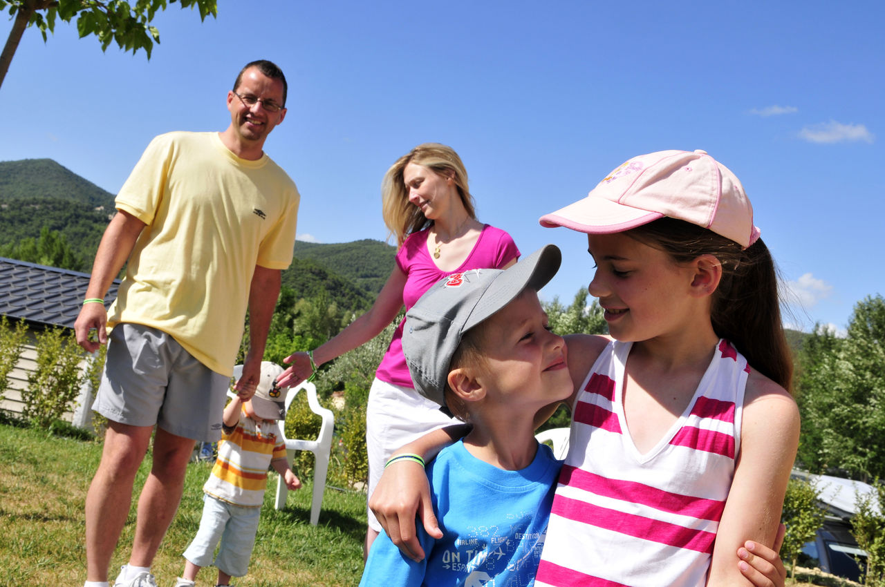 Familia sonriente en el camping CAPFUN Carpe Diem en Vaison la Romaine (84).