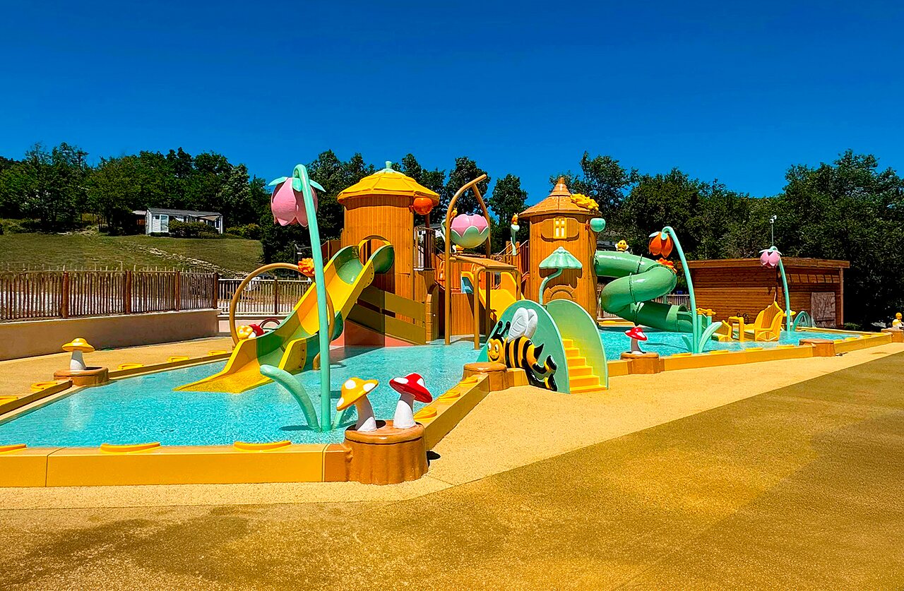 Zona de juegos acu�ticos, toboganes, Mobil-home en camping CLICOCHIC Castillon de Provence (04).