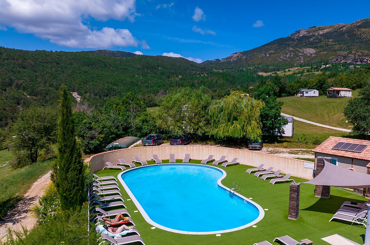 Piscina exterior, tumbonas, Mobil-homes, vista monta�a en camping CLICOCHIC Castillon de Provence (04).