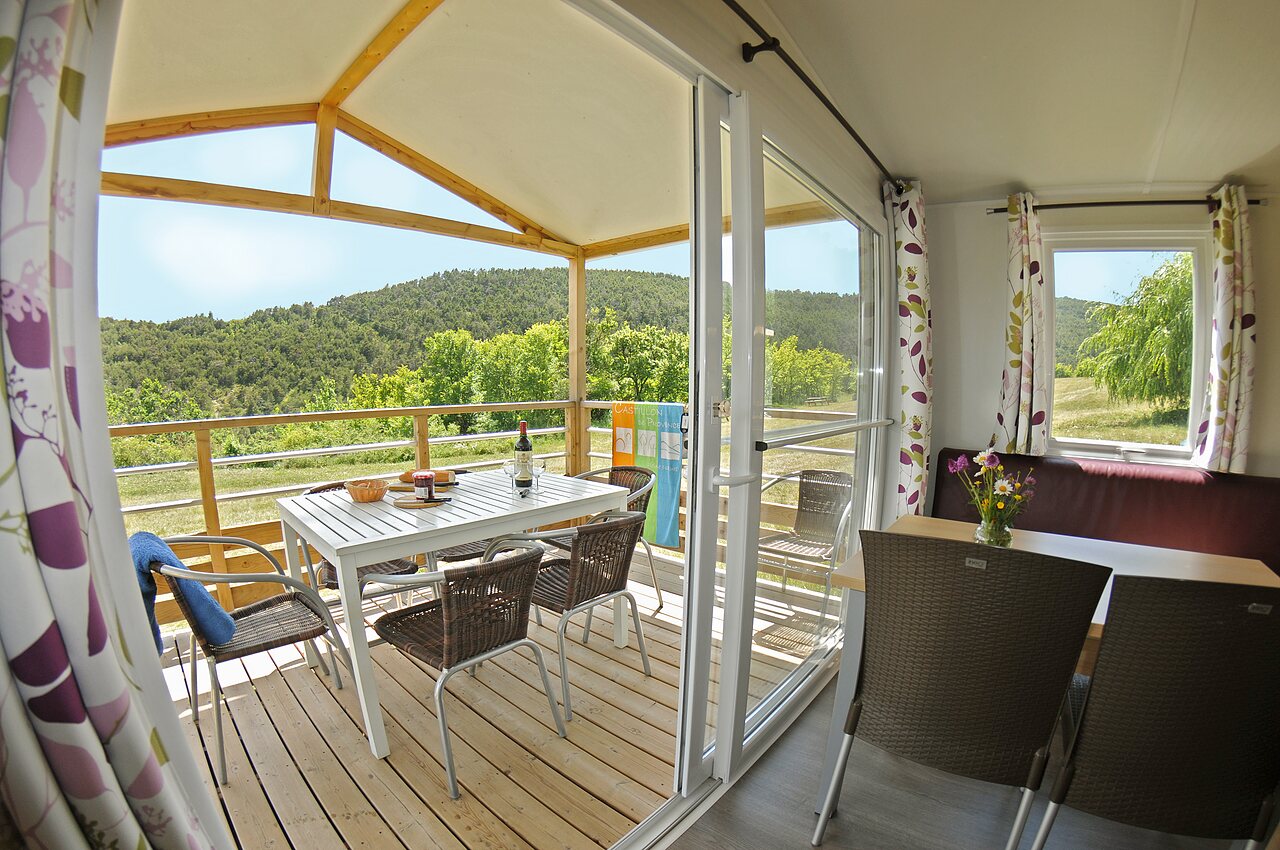 Terraza de Mobil-home amueblada con vistas a la naturaleza en el camping CLICOCHIC Castillon de Provence en Castellane (04).