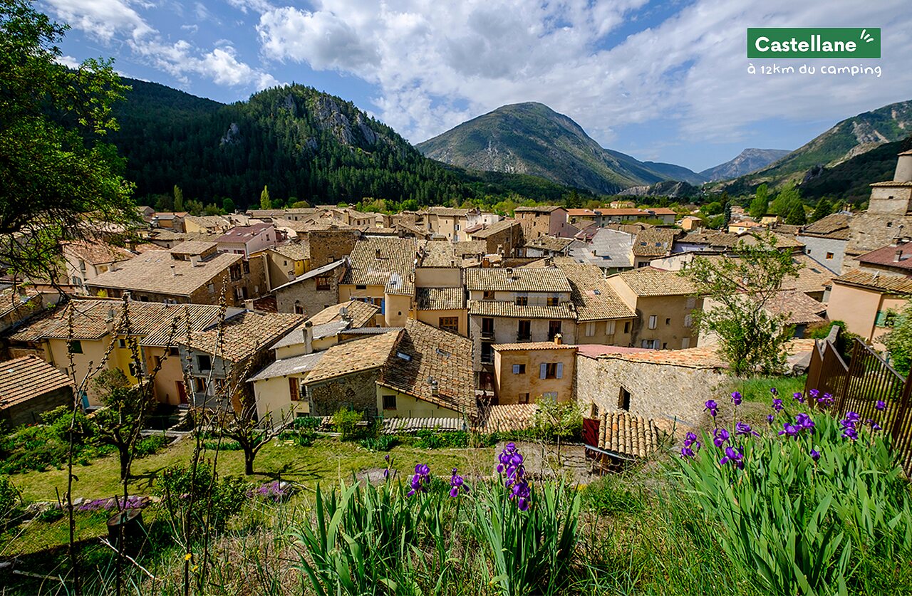 Pueblo de Castellane, tejados t�picos y monta�as de los Alpes de Alta Provenza.
