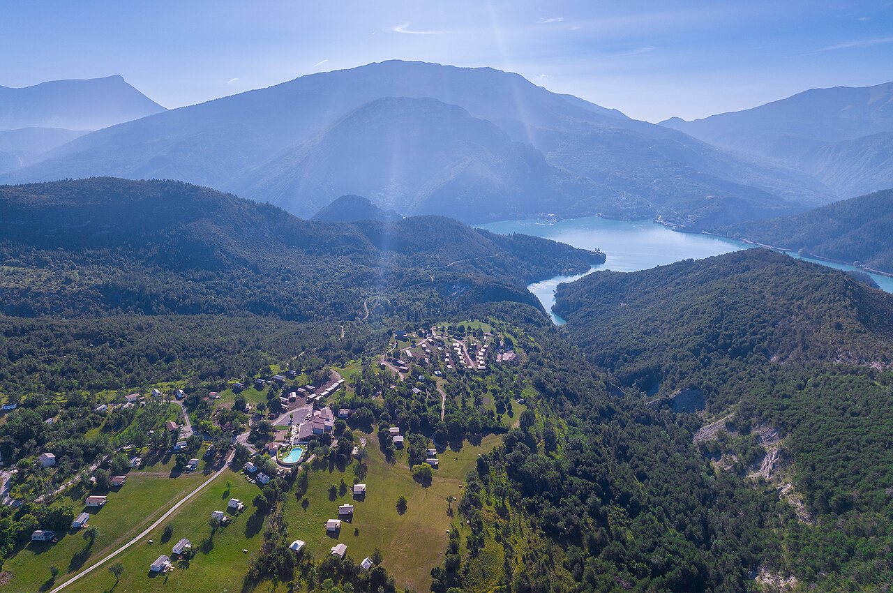 Camping CLICOCHIC Castillon de Provence (04): Mobil-homes, piscina, lago, monta�as.