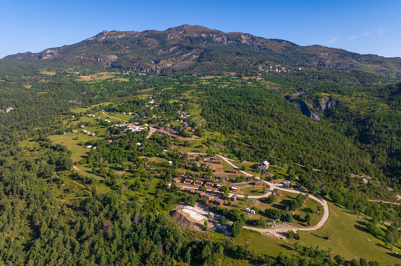 Vista a�rea camping CLICOCHIC Castillon de Provence en Castellane (04), Mobil-homes, naturaleza.