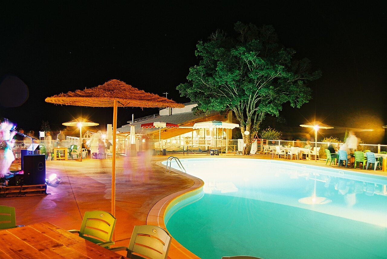 Piscina iluminada, animaci�n en el camping CLICOCHIC Castillon de Provence en Castellane (04).
