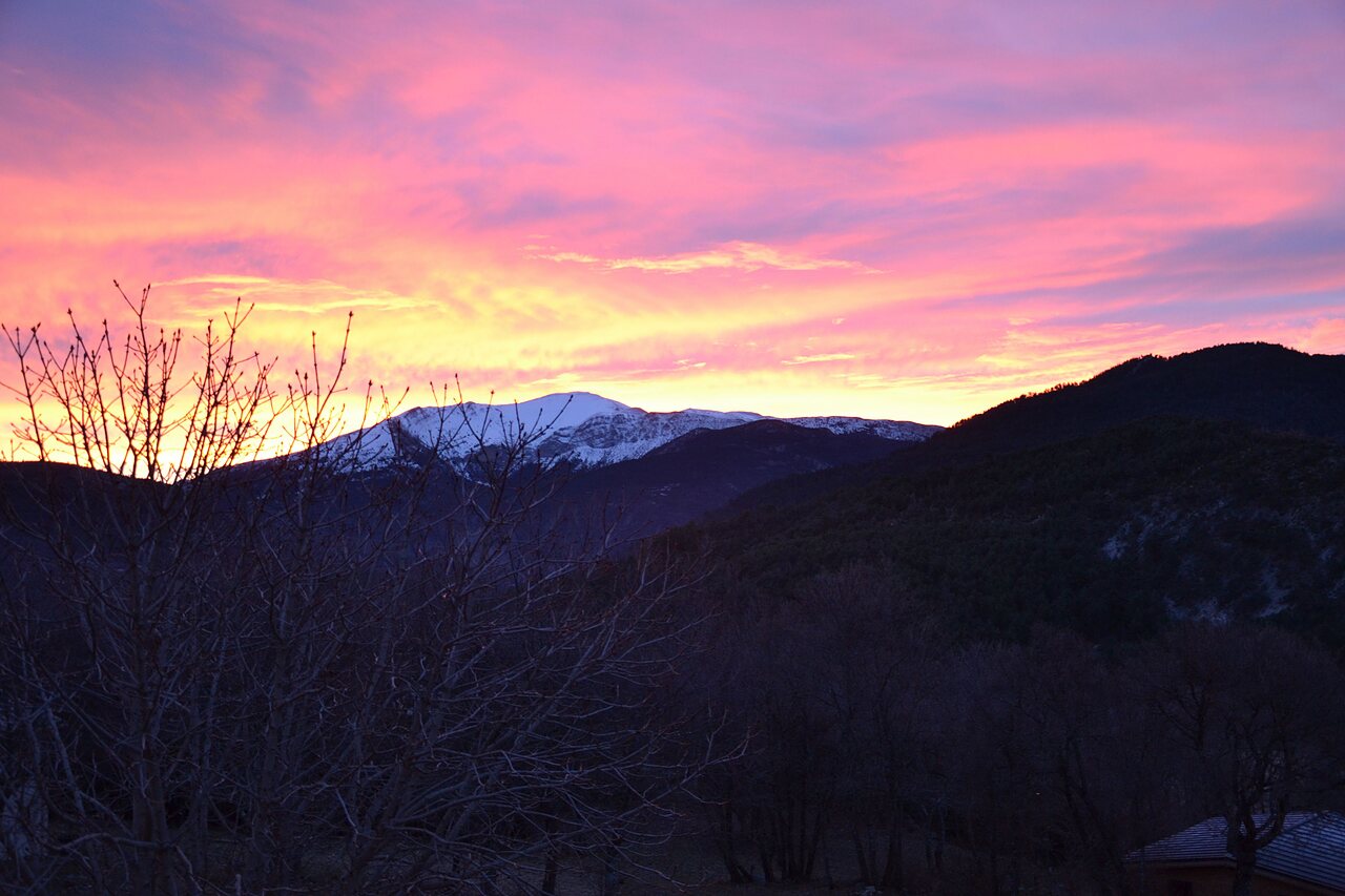Atardecer colorido sobre monta�as nevadas en el camping CLICOCHIC Castillon de Provence en Castellane (04).