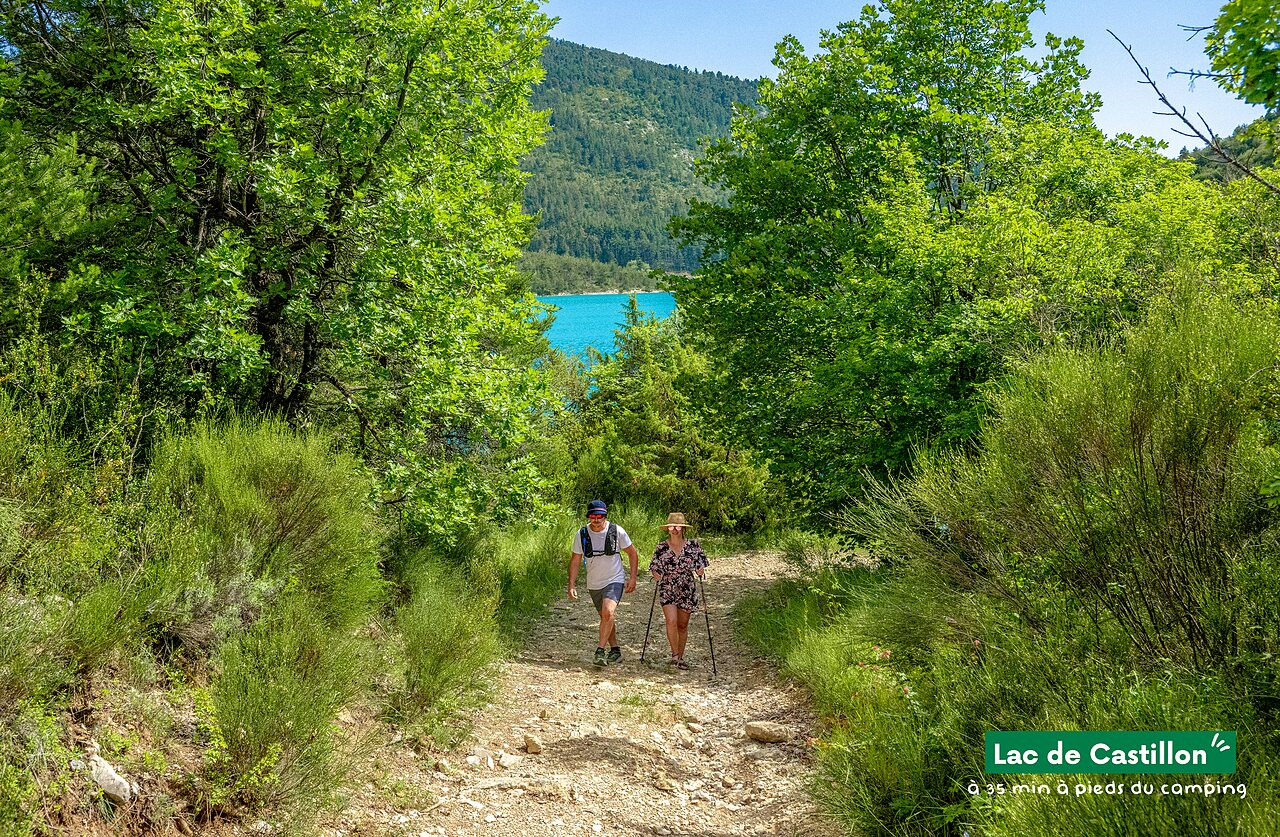 Excursionistas en sendero hacia el Lago de Castillon, lugar tur�stico cerca de Castellane.