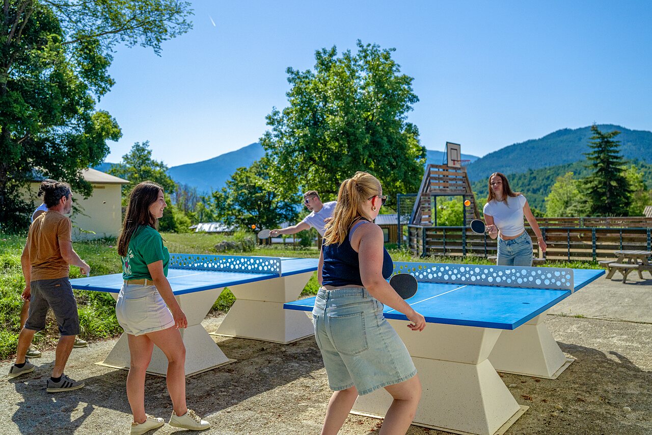 Partido de tenis de mesa al aire libre en camping CLICOCHIC Castillon de Provence.
