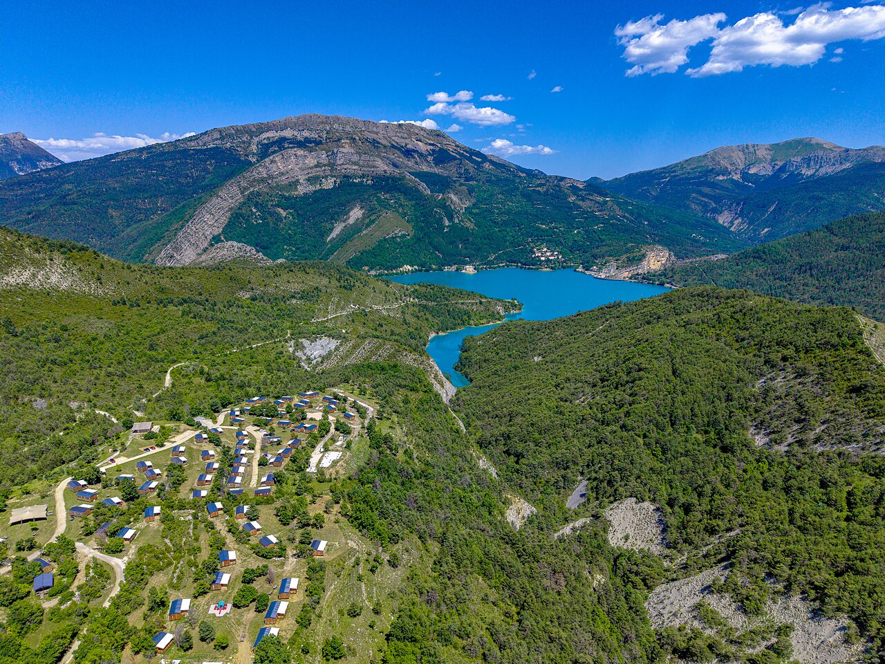 Casas m�viles del camping en plena naturaleza, vista a�rea en Castellane (04).