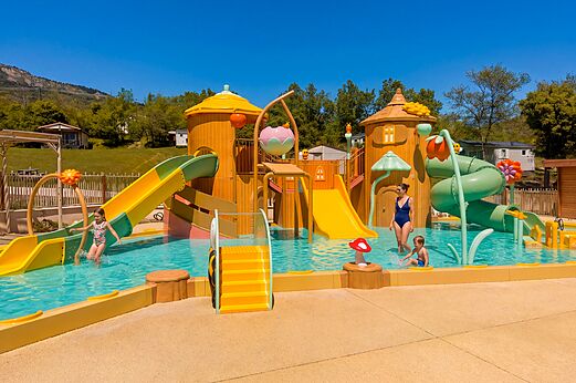 Zona de juegos acu�ticos, toboganes y piscina infantil en CLICOCHIC Castillon de Provence.