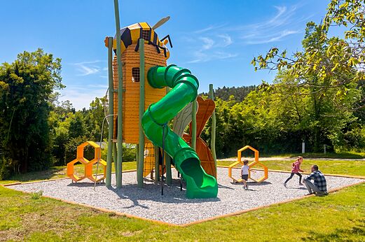 Parque infantil tem�tico abeja y tobog�n verde en camping CLICOCHIC Castillon de Provence (04).