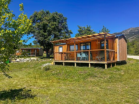 Casa m�vil de madera con terraza en el camping CLICOCHIC Castillon de Provence.