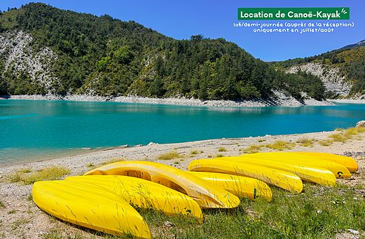 Kayaks y canoas amarillas en alquiler junto al lago en el camping CLICOCHIC Castillon de Provence en Castellane (04).