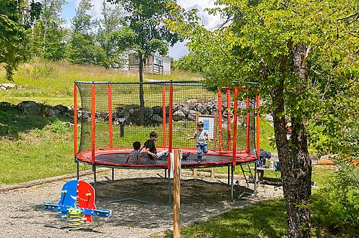 Trampol�n y columpio para ni�os en el camping CLICOCHIC Castillon de Provence.