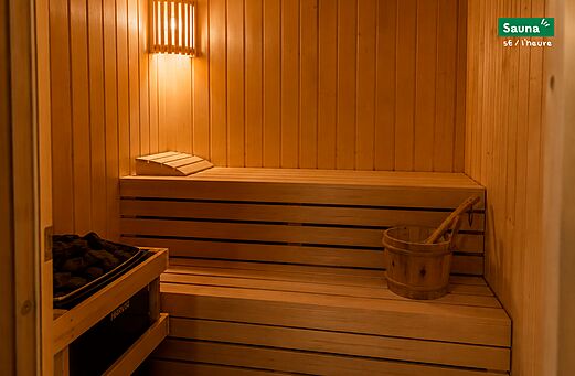 Sauna de madera, bancos y estufa, en el camping CLICOCHIC Castillon de Provence en Castellane (04).