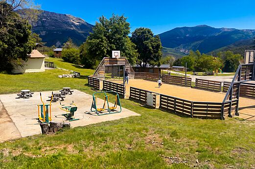 Cancha multideporte y fitness exterior en el camping CLICOCHIC Castillon de Provence (04).