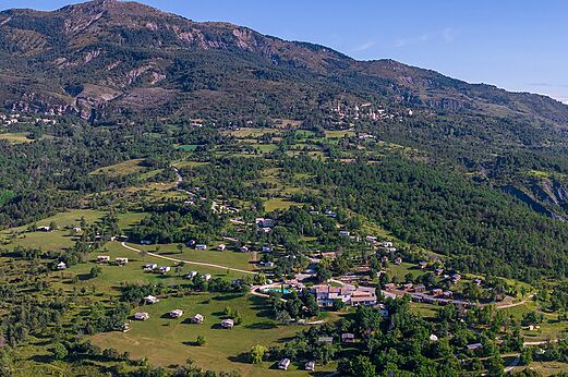 Vista aérea camping, Mobil-homes y montañas en el camping CLICOCHIC Castillon de Provence.