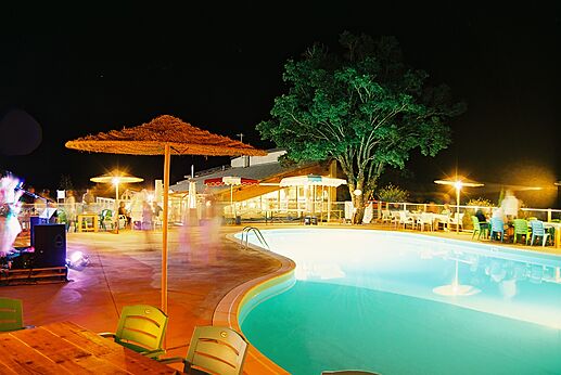 Piscina iluminada y noche de animaci�n festiva en el camping CLICOCHIC Castillon de Provence en Castellane (04).