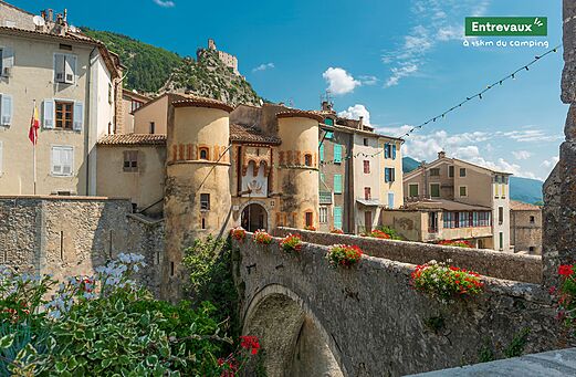 Ciudad medieval de Entrevaux con puente fortificado y ciudadela en Provenza.