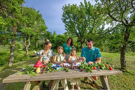 Animaci�n familiar, taller creativo de naturaleza para ni�os en el camping CLICOCHIC Castillon de Provence.