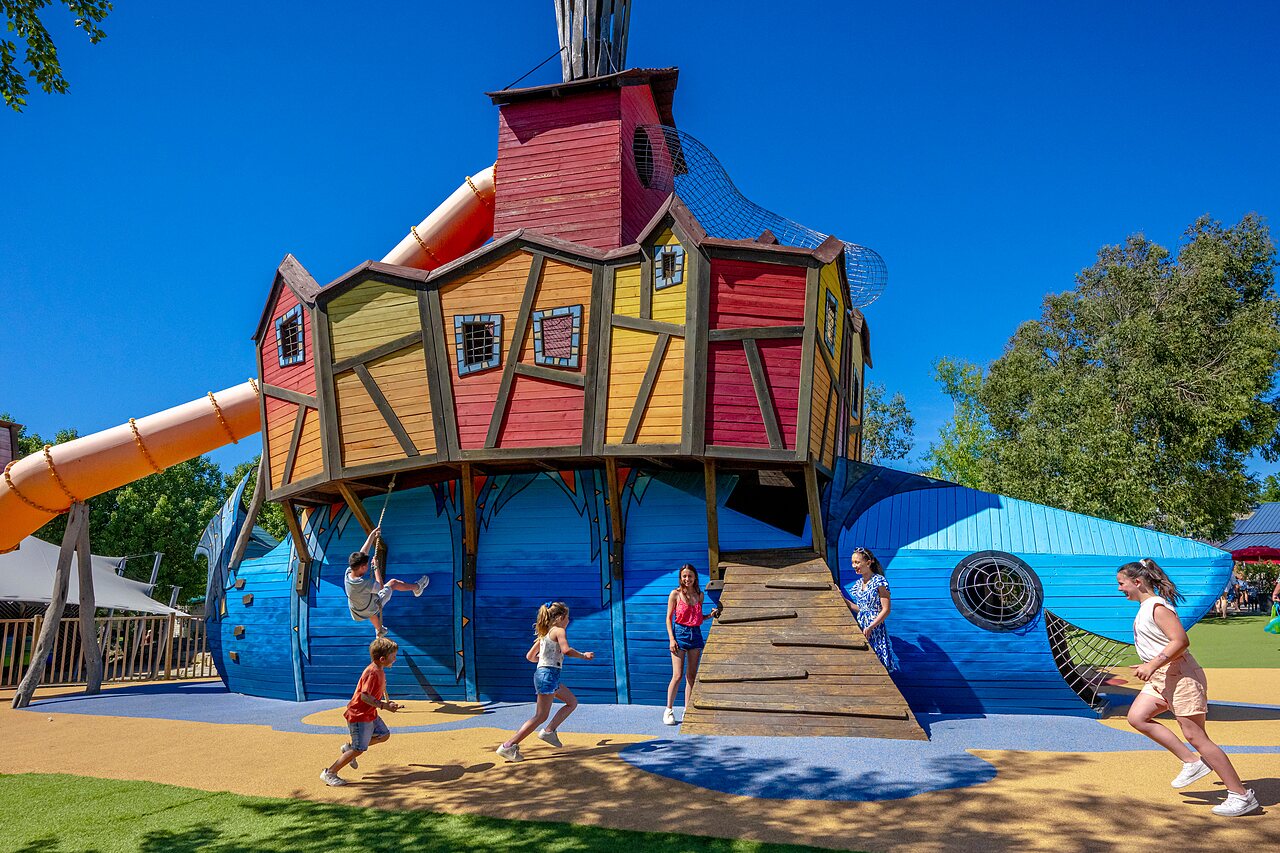 Gran estructura de juegos colorida con tobog�n y ni�os en el camping CAPFUN Cenic en PENESTIN (56).