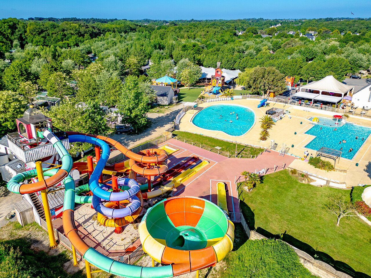 Parque acu�tico, toboganes gigantes y piscinas exteriores en el camping CAPFUN Cenic en PENESTIN (56).