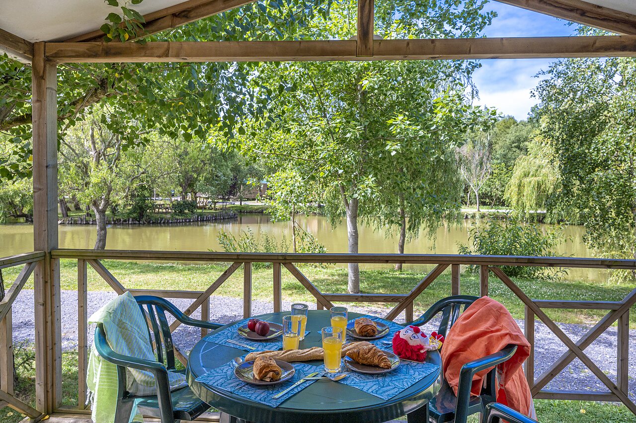 Terraza, desayuno, vista estanque en el camping CAPFUN Cenic en PENESTIN (56).