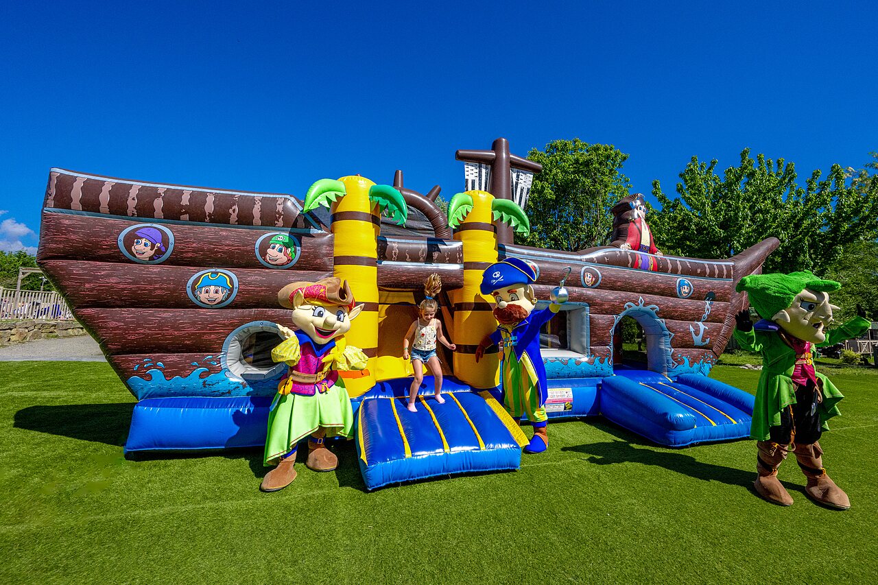 Castillo hinchable barco pirata con mascotas y ni�o en el camping CAPFUN Cenic en PENESTIN (56).