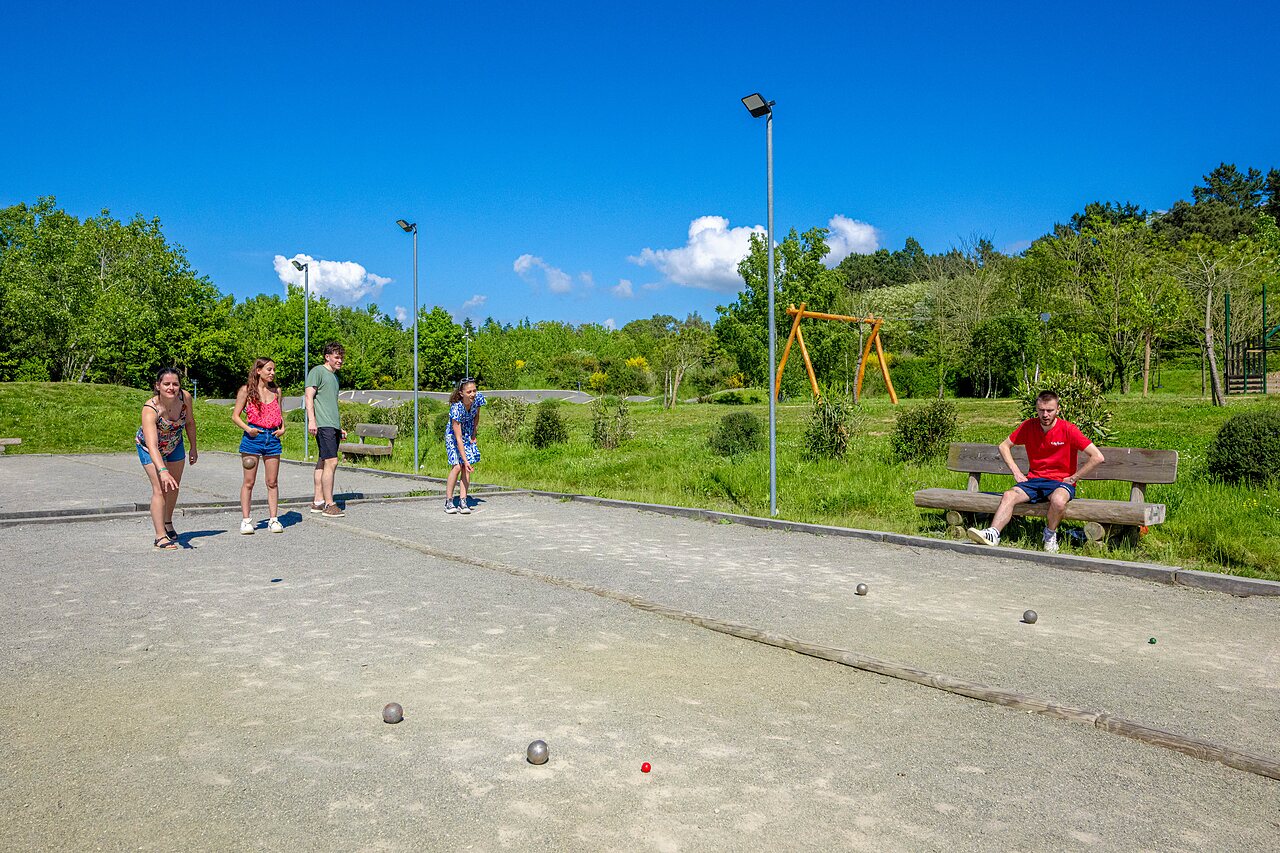 J�venes jugando a la petanca en el camping CAPFUN Cenic en PENESTIN (56).