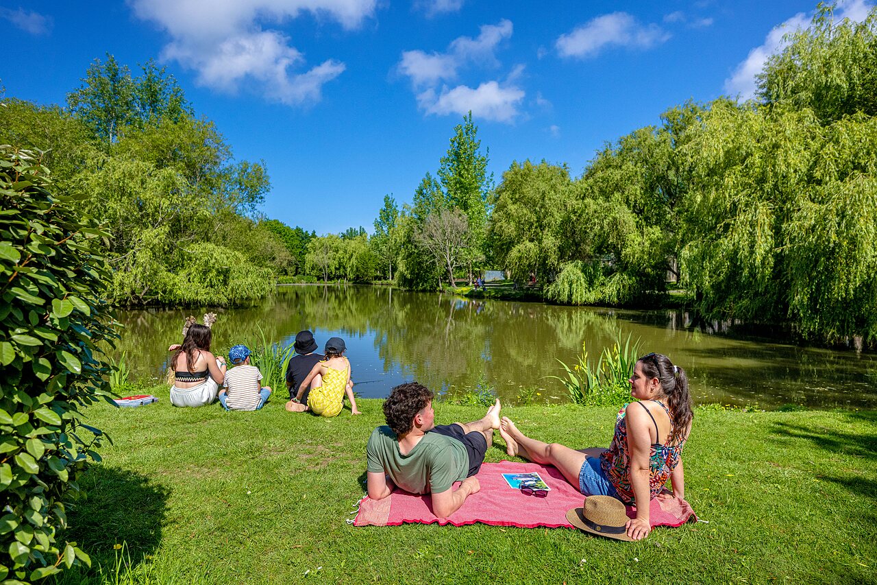 Familia junto al lago en el camping CAPFUN Cenic en PENESTIN (56).
