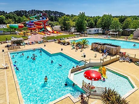 Toboganes gigantes y piscinas exteriores animadas en camping CAPFUN Cenic en PENESTIN (56).