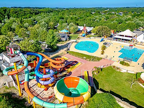 Toboganes acuáticos gigantes y piscinas exteriores en el camping CAPFUN Cenic en PENESTIN (56).