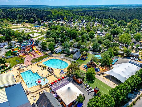 Vista aérea del parque acuático, piscinas y toboganes en el camping CAPFUN Cenic en PENESTIN (56).