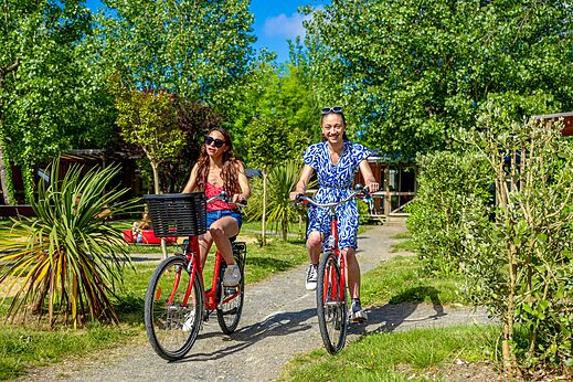 Dos mujeres en bicicleta por sendero verde en el camping CAPFUN Cenic en PENESTIN (56).