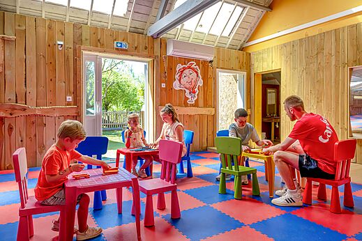 Club infantil con juegos y animador en camping CAPFUN Cenic, PENESTIN (56).