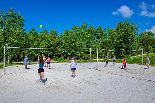 Campo de voleibol playa con jugadores en el camping CAPFUN Cenic en PENESTIN (56)