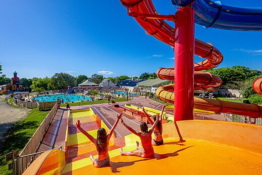 Toboganes acu�ticos y piscina exterior animada en el camping CAPFUN Cenic en PENESTIN (56).