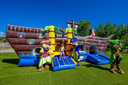 Castillo hinchable gigante barco pirata en el camping CAPFUN Cenic en PENESTIN (56).