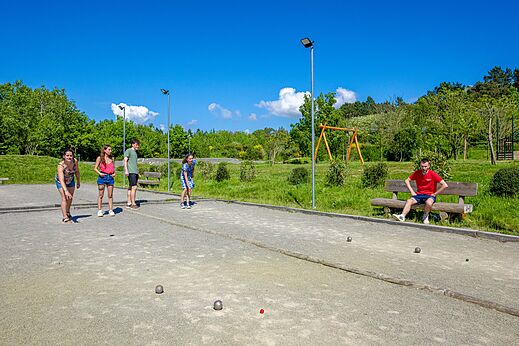 Cancha de petanca con jugadores en el camping CAPFUN Cenic en PENESTIN (56).