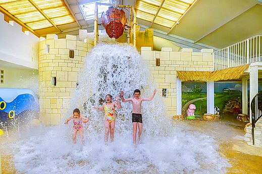 Niños bajo el cubo gigante, zona acuática en el camping CAPFUN Cenic en PENESTIN (56).