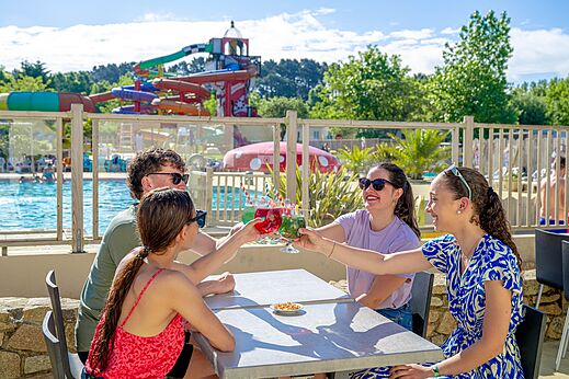 Bar, piscina y toboganes en el camping CAPFUN Cenic en PENESTIN.