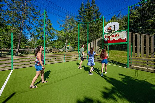 Cancha de baloncesto con veraneantes jugando en el camping CAPFUN Cenic en PENESTIN (56).