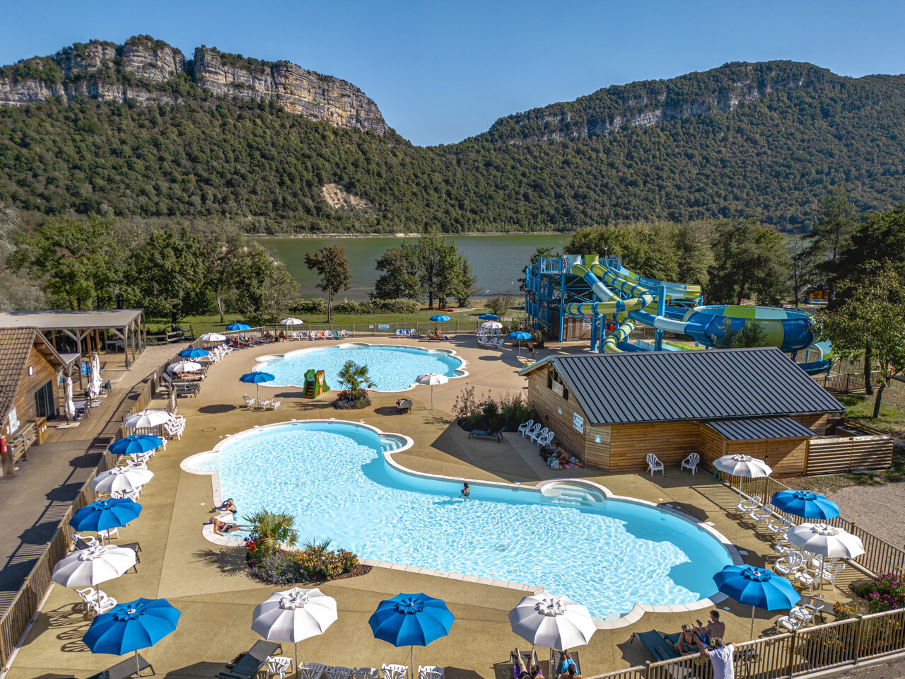 Gran parque acu�tico con piscinas y toboganes gigantes en el camping CLICOCHIC Chancia en Chancia (01).