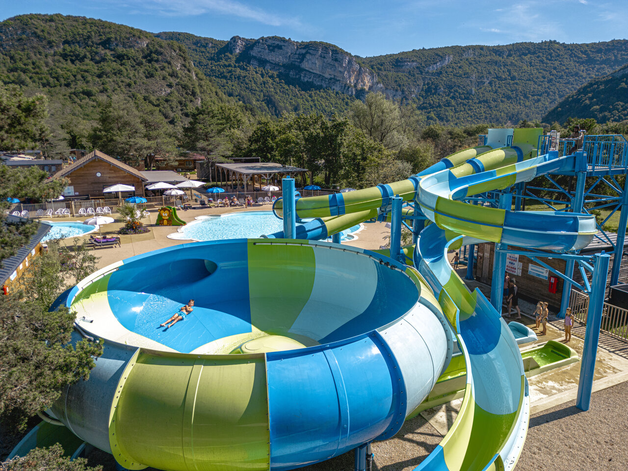 Tobog�n acu�tico gigante y piscina exterior en el camping CLICOCHIC Chancia en Chancia (01).
