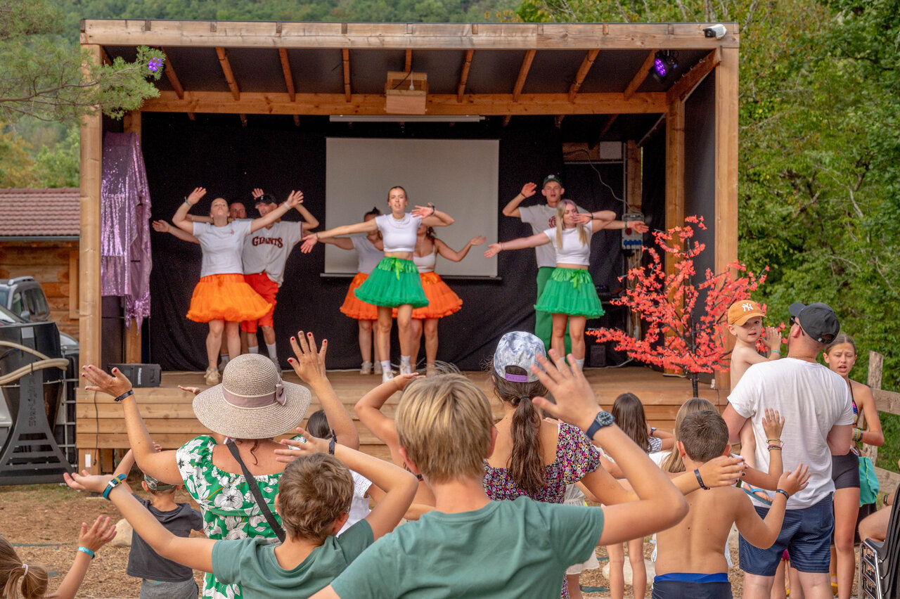 Espect�culo de animaci�n con bailarines y p�blico en el camping CLICOCHIC Chancia en Chancia (01).